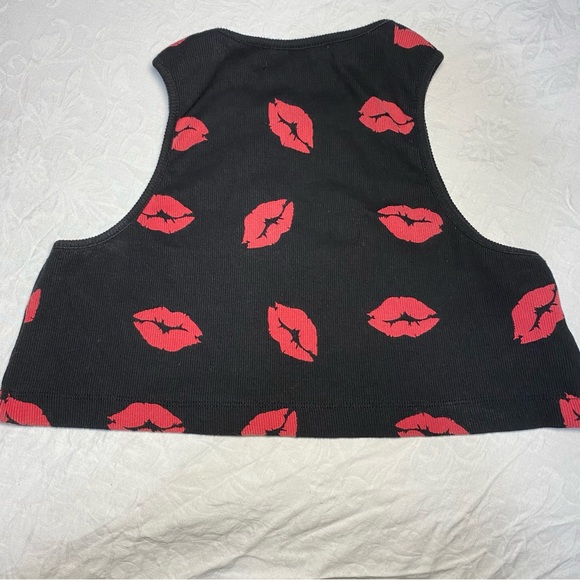 Kiss Lipstick Print Crop Top Tank High Neck Racerback Black Red Women’s Large L - Picture 6 of 6